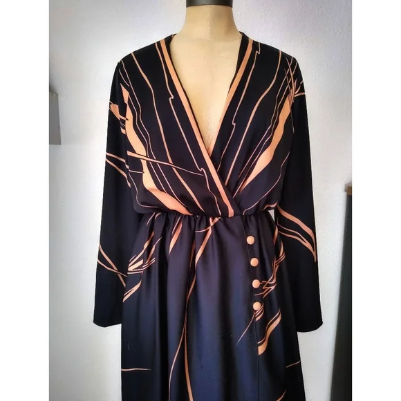 Vtg 70s Faux Wrap Dress - Picture 4 of 10